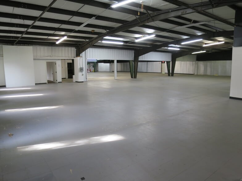 More Photos Of 871 S Cooper St, Memphis Light Distribution For Sale