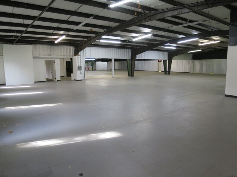 More Photos Of 871 S Cooper St, Memphis Light Distribution For Lease