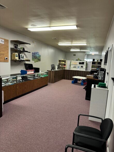 More Photos Of 684 W Main St, New Holland Office For Lease