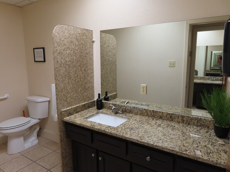 More Photos Of 1472 N Hampton Rd, DeSoto Office For Lease