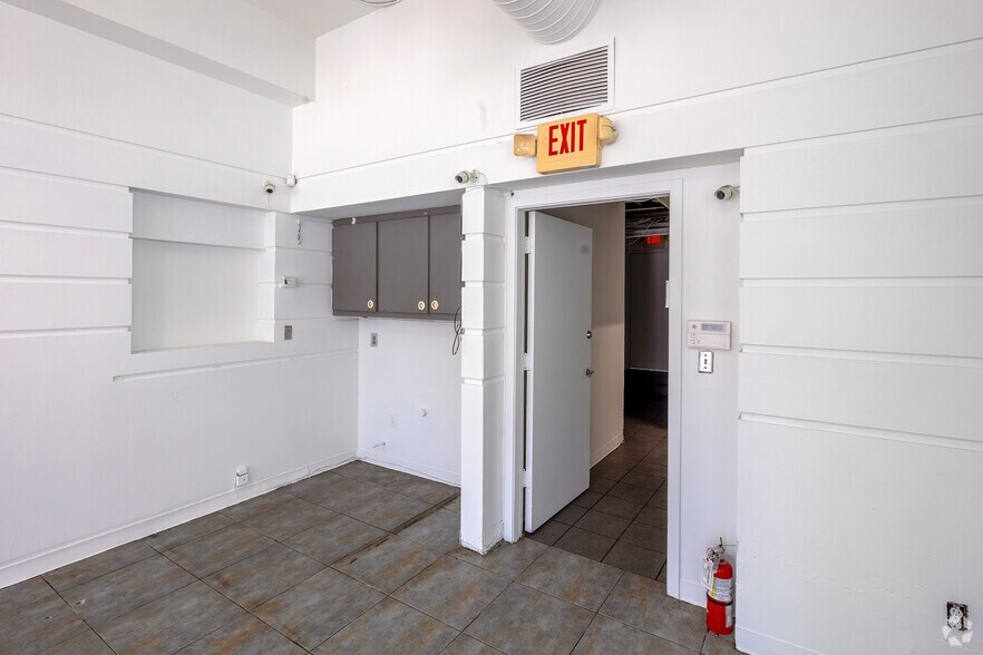 More Photos Of 233-235 11th St, Miami Beach Storefront Retail Residential For Lease