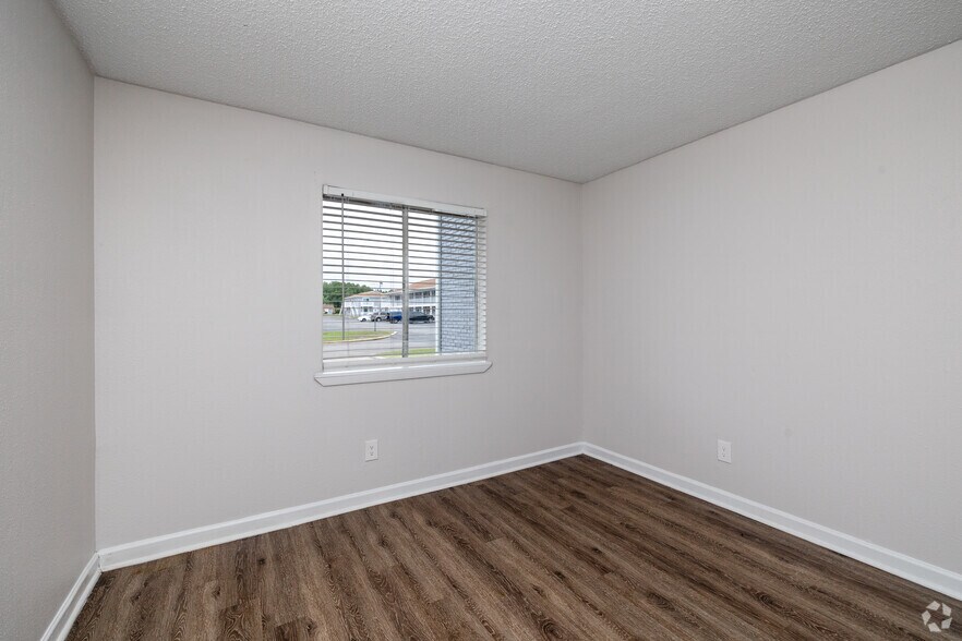 More Photos Of 1665 Dogwood Pl, Pensacola Apartments For Sale