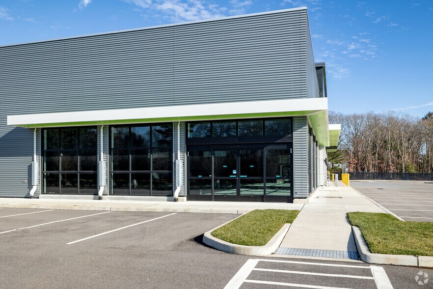 More Photos Of 3017 N Ocean Ave, Farmingville General Retail For Lease