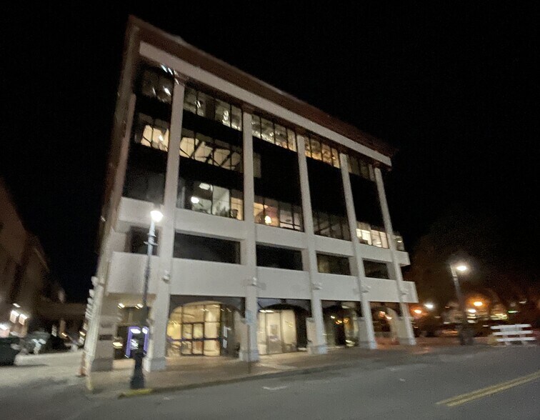 More Photos Of 33 Bull St, Savannah Office For Lease