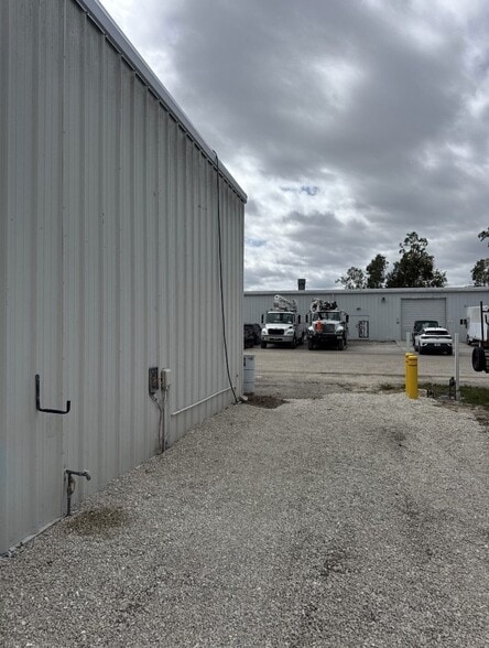 More Photos Of 8911-8919 N Fork Dr, North Fort Myers Warehouse For Lease
