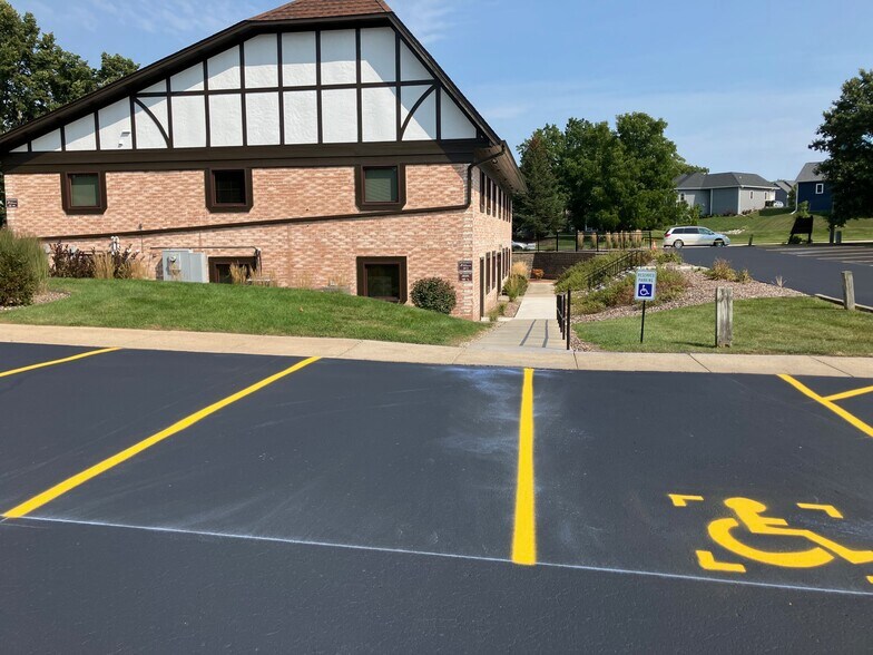 More Photos Of 1305 Chestnut St, West Bend Medical For Lease