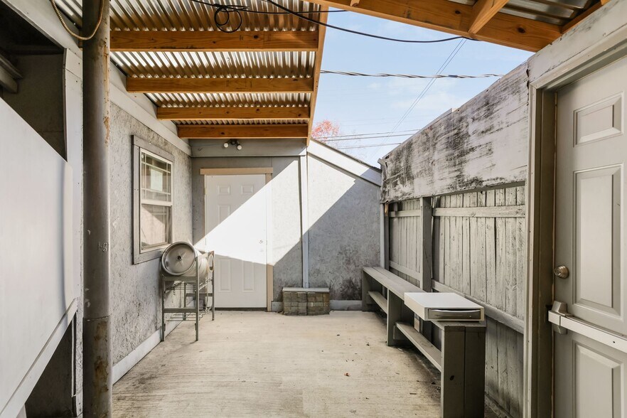 More Photos Of 1662 W Mound St, Columbus Restaurant For Sale