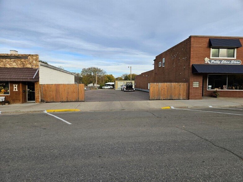 More Photos Of 118 E 2nd St, Miller Office For Sale