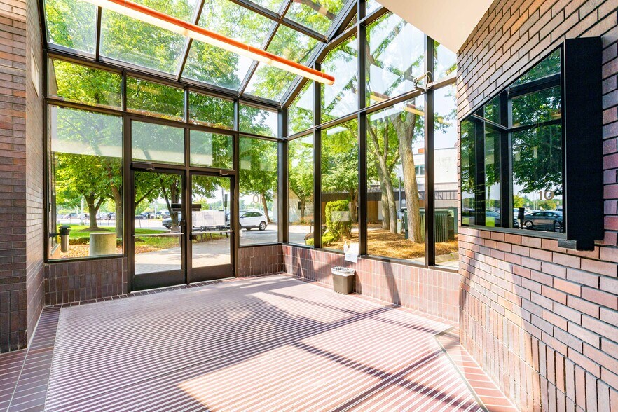 More Photos Of 10 S Main St, Mount Clemens Office For Lease