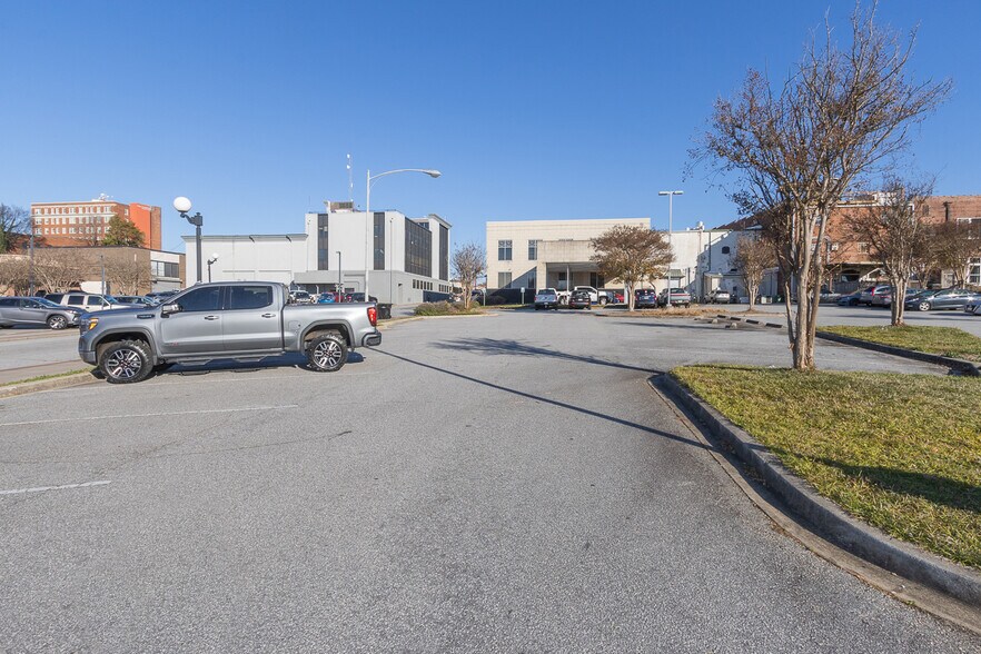 More Photos Of 129 N Main St, Anderson Office For Lease