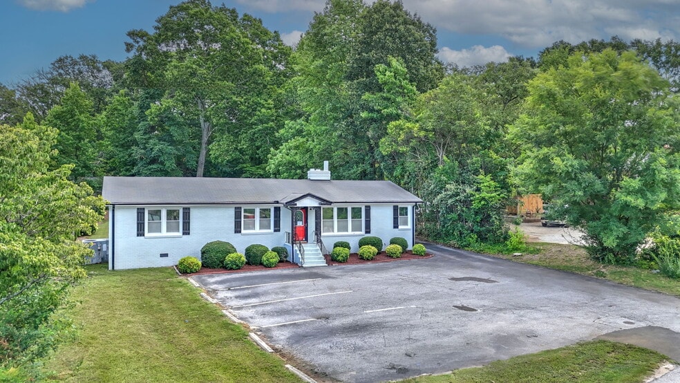 More Photos Of 1 Elizabeth Dr, Greenville Freestanding For Sale