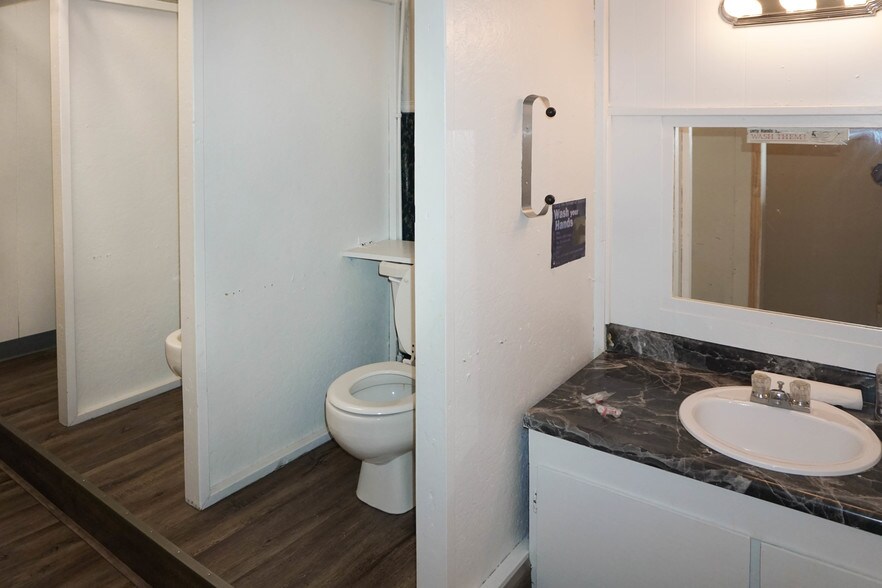 More Photos Of 1126 Old Route 66, Saint Robert Office For Sale