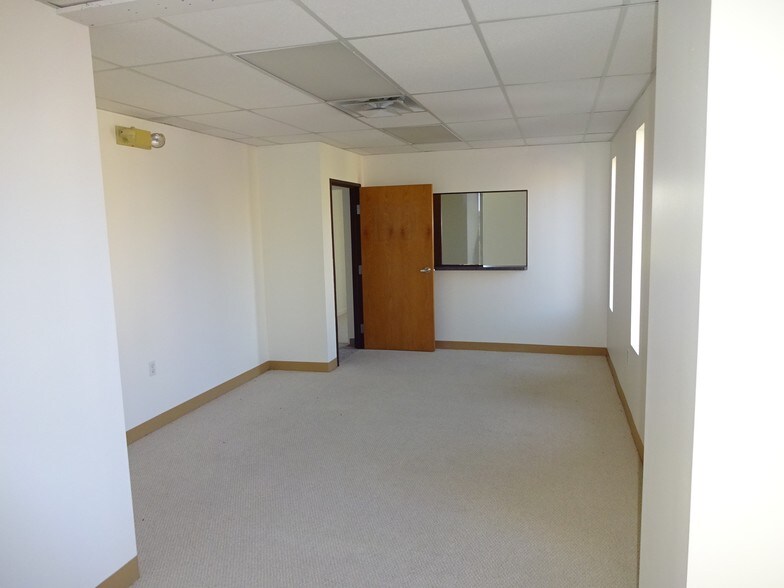 More Photos Of 760 Woodland Dr, Saline Medical For Lease