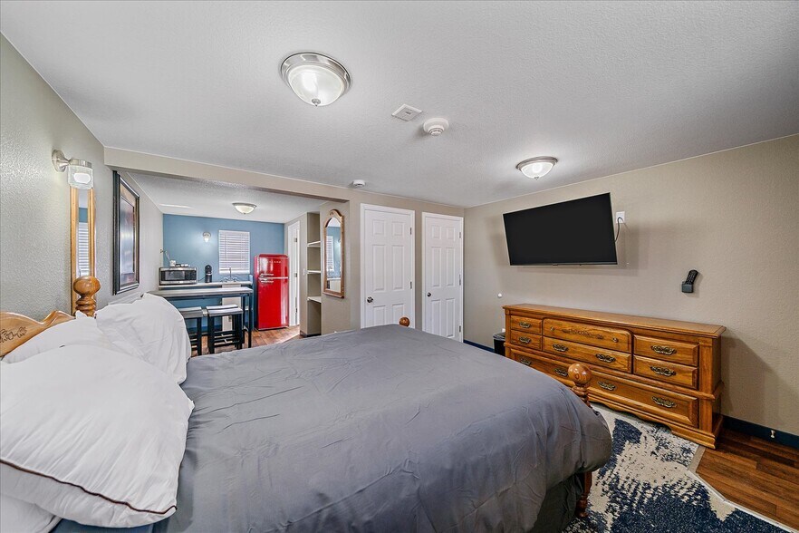 More Photos Of 1524 Main St, Longmont Hotel For Sale