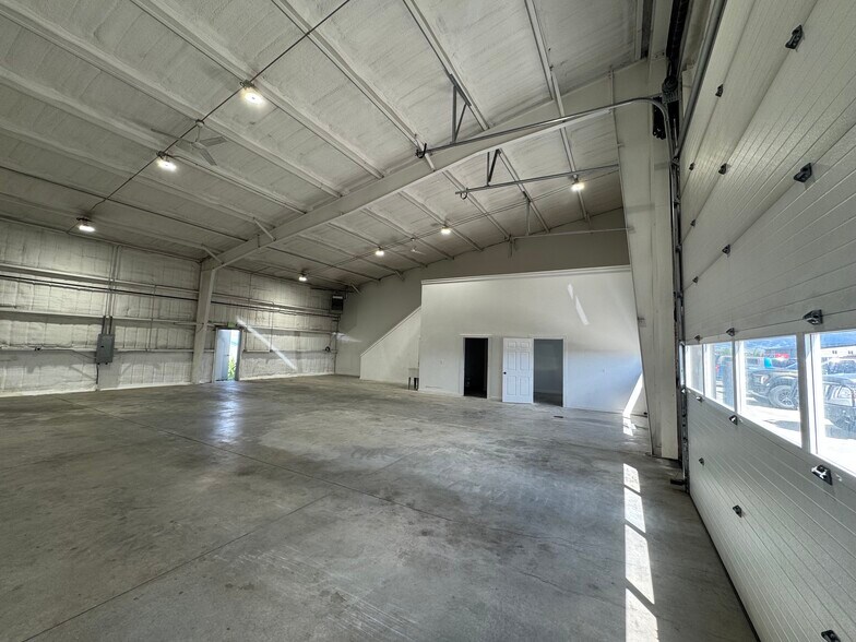 More Photos Of 313 Skyway Blvd, Belgrade Office For Lease