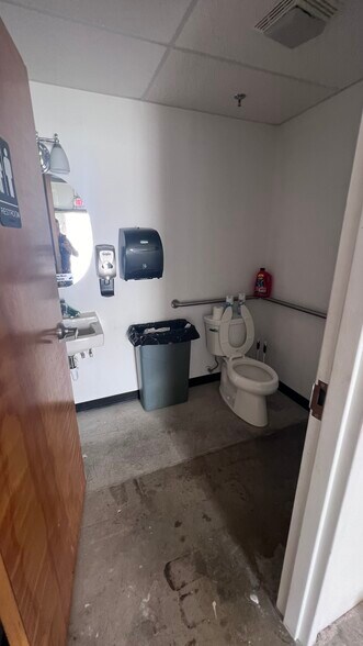 More Photos Of 6 NW Salevan Pl, Milford Warehouse For Lease