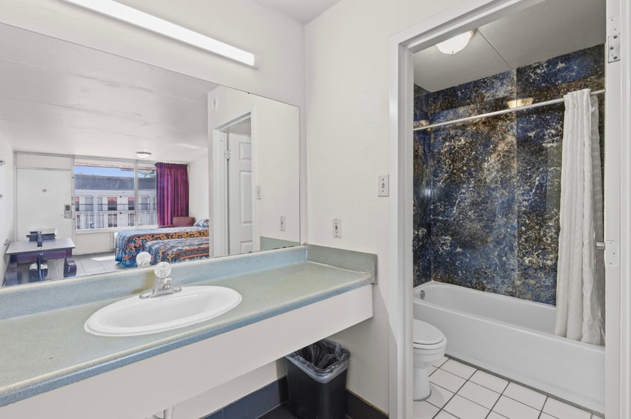 More Photos Of 900 W I-65 Service Rd S, Mobile Hotel For Sale
