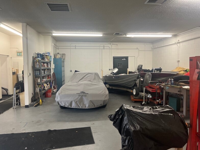 More Photos Of 55 S Wells Ave, Reno Veterinarian Kennel For Lease