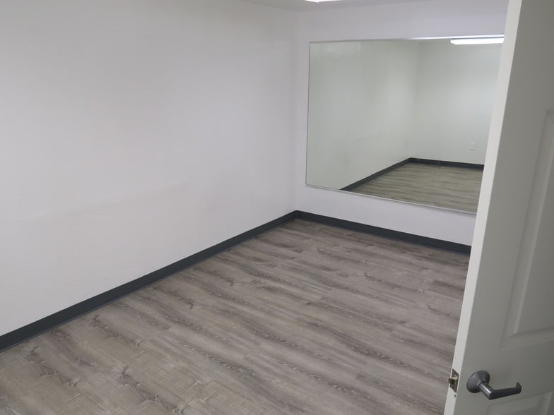 More Photos Of 5818 Southwest Fwy, Houston Showroom For Lease