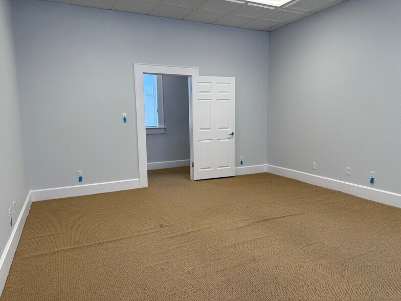 More Photos Of 113 E 3rd St, Taylor Storefront Retail Office For Lease