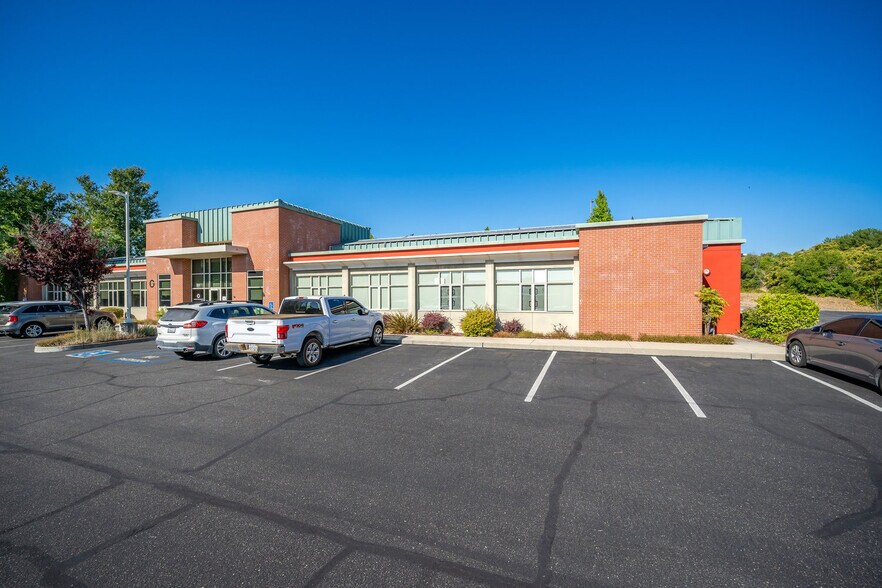 More Photos Of 102 S Vine St, Paso Robles Office For Lease