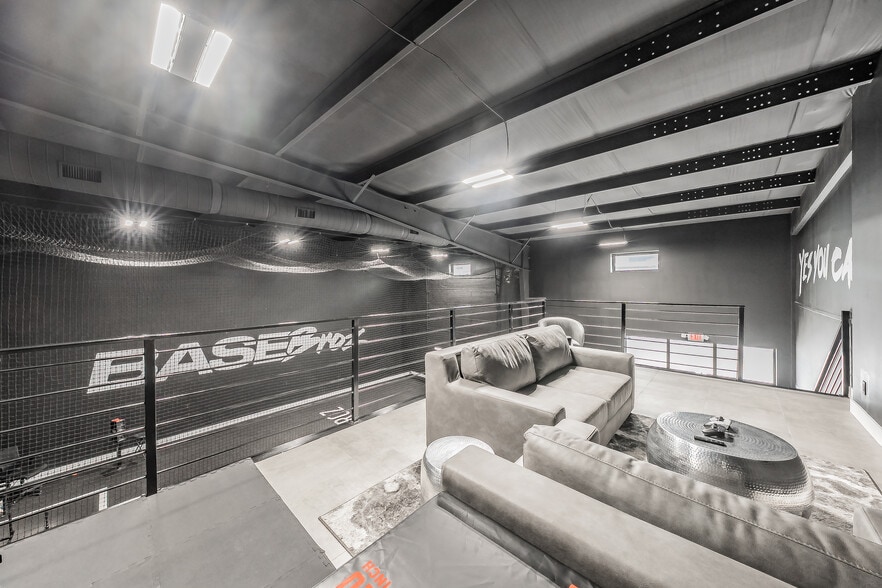 More Photos Of 13053 Harmon Rd, Fort Worth Warehouse For Sale