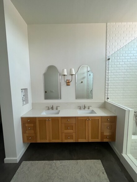 More Photos Of 4780 Iberia Ave, Dallas Showroom For Lease
