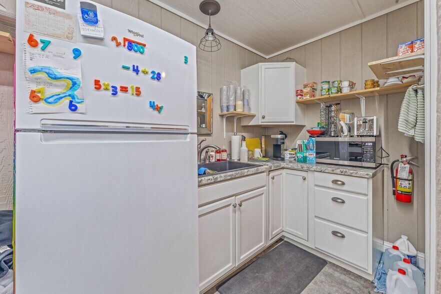 More Photos Of 120 E Blackjack St, Dublin Storefront For Sale