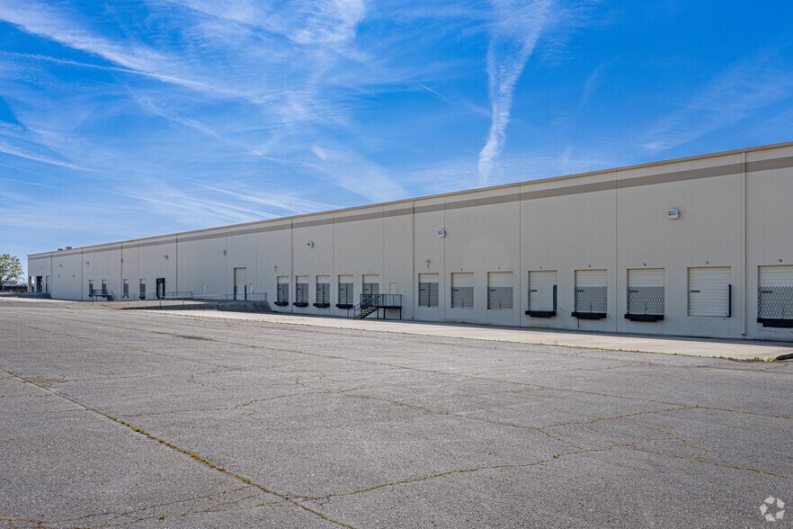 More Photos Of 8505 W Doe Ave, Visalia Distribution For Lease