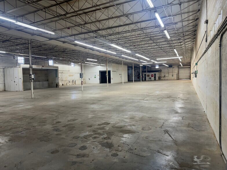 More Photos Of 1675-1677 W 31st Pl, Hialeah Manufacturing For Lease