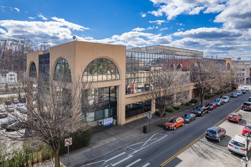 Primary Photo Of 70 Glen St, Glen Cove Medical For Lease
