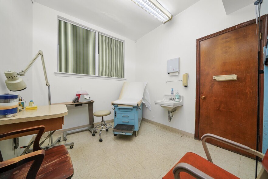 More Photos Of 2024 W 79th St, Chicago Medical For Sale