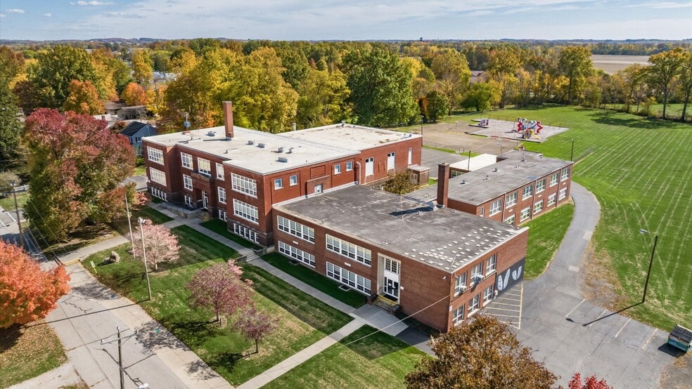 Primary Photo Of 709 Deacon St, Hebron Schools For Lease