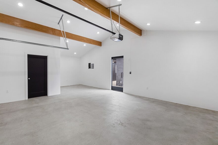 More Photos Of 1222 Abbot Kinney, Venice Storefront For Lease