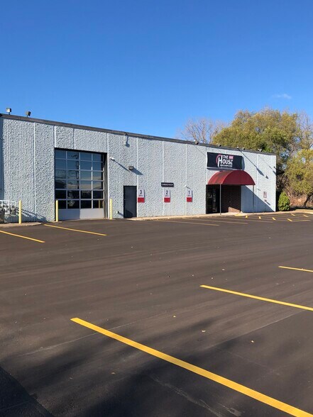 More Photos Of 300 S Owasso Blvd E, Little Canada Showroom For Lease