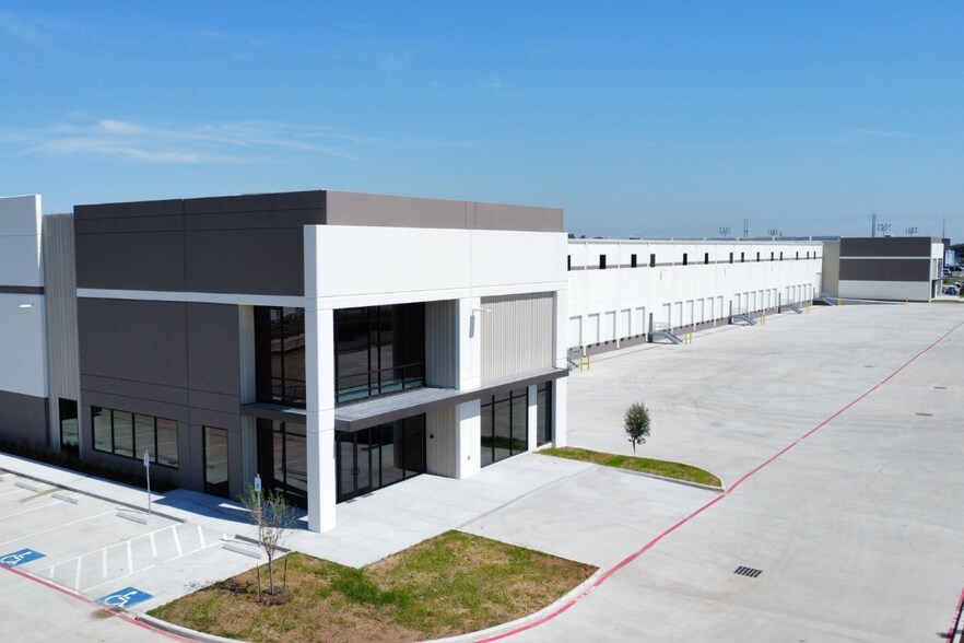 More Photos Of 5415 South Loop E, Houston Distribution For Lease