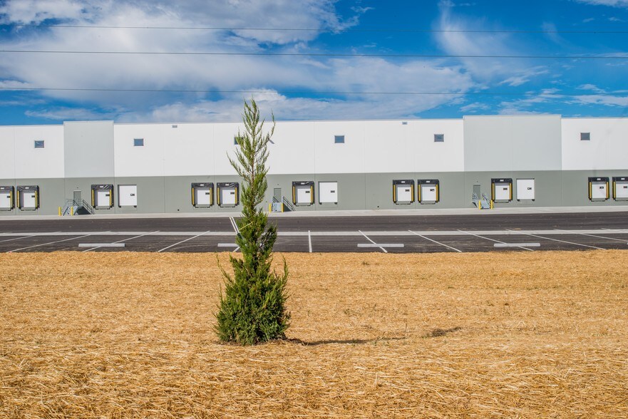 More Photos Of 120 Velocity Way, Shepherdsville Distribution For Lease