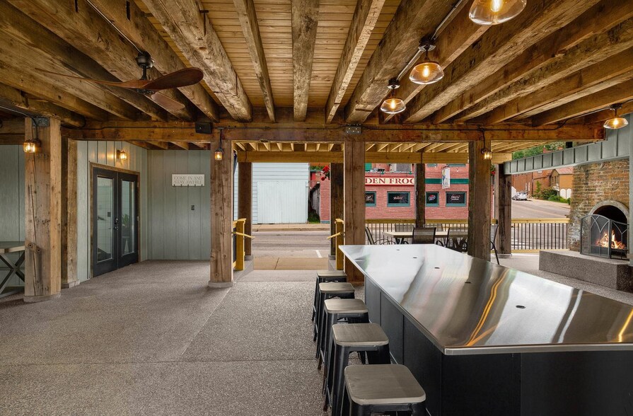 More Photos Of 115 N Shore Dr, Fountain City Restaurant For Sale