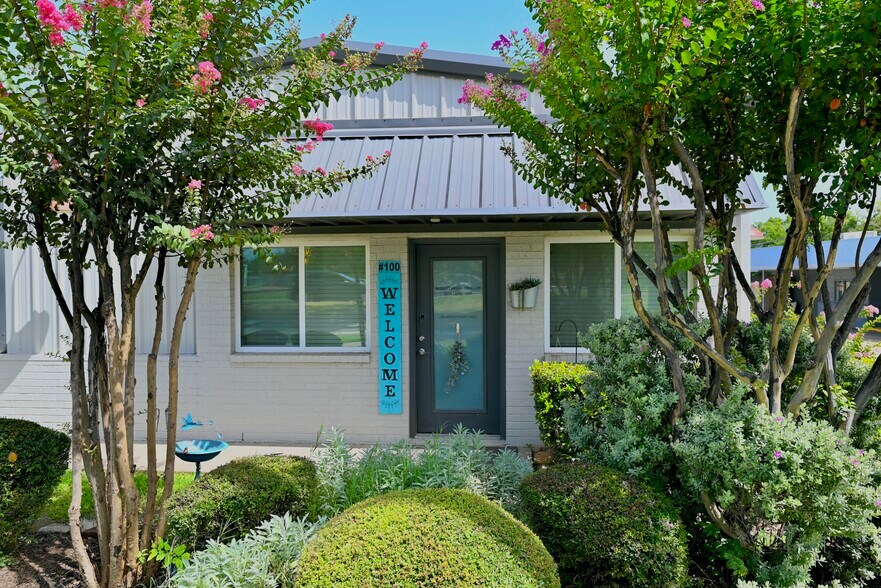 More Photos Of 911-1003 E Broad St, Mansfield Self Storage For Lease