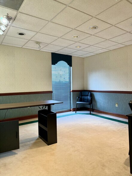 More Photos Of 3902-3904 Franklin Rd, Roanoke Office For Lease