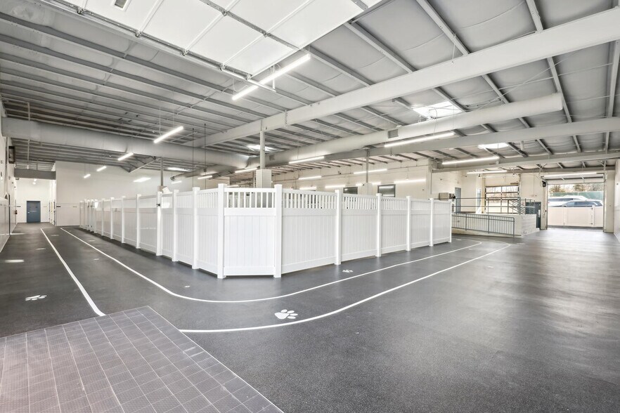 More Photos Of 1508 Moran Rd, Sterling Flex For Sale