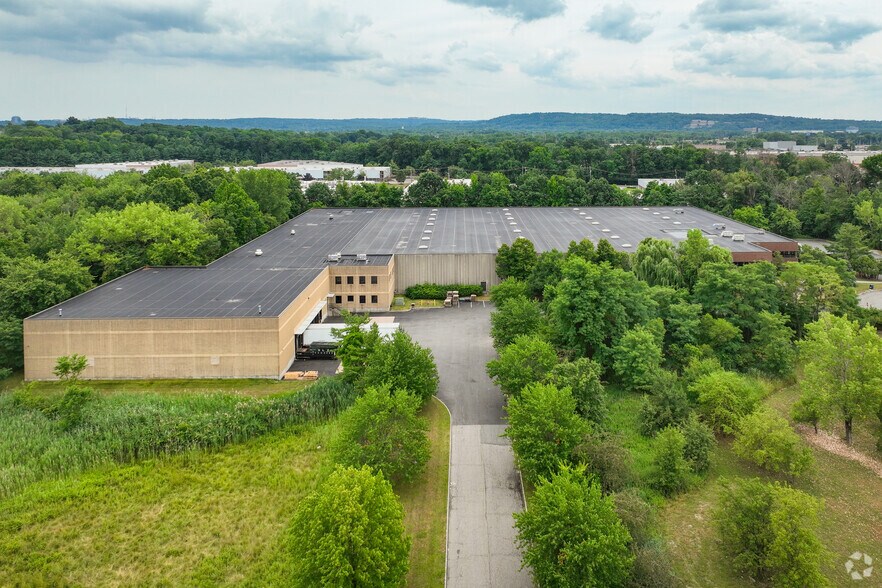 More Photos Of 30 Corporate Dr, Wayne Manufacturing For Lease