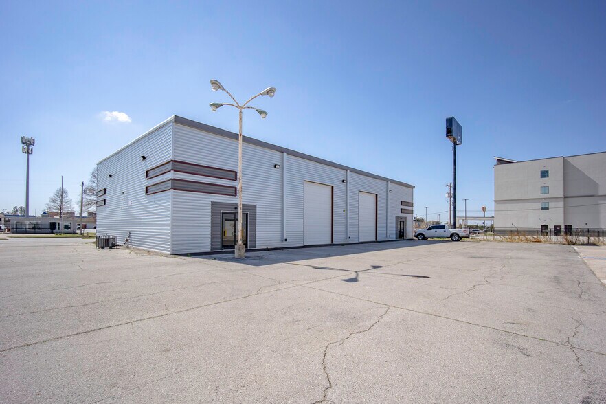 More Photos Of 4403-4411 SW 3rd St, Oklahoma City Showroom For Sale