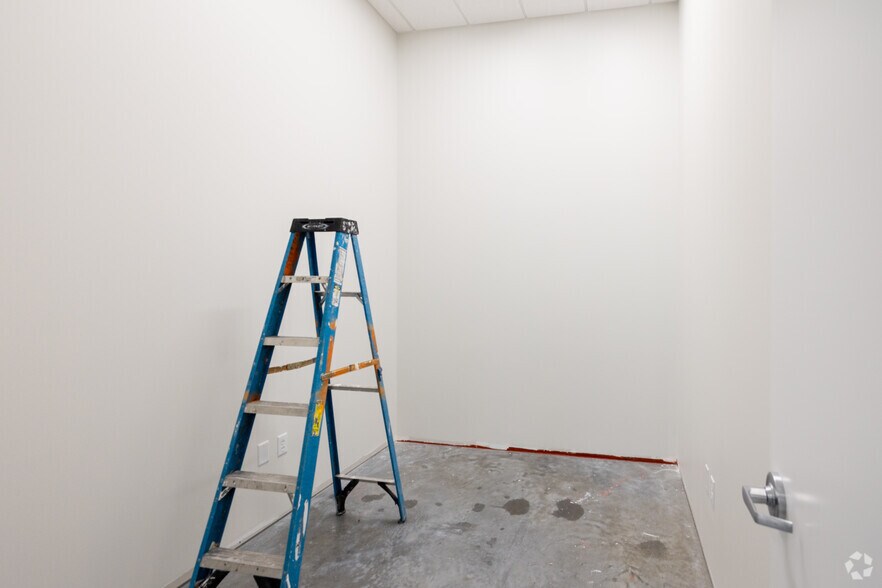 More Photos Of 14520 Global Pky, Fort Myers Warehouse For Lease
