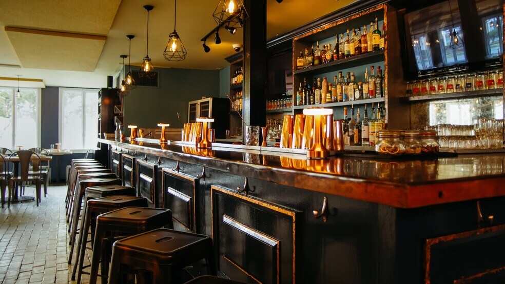 More Photos Of 17 S Edison St, Montauk Freestanding For Lease