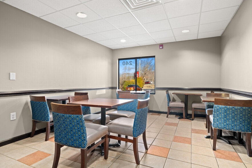 More Photos Of 240 Mitchelle Dr, Hendersonville Hotel For Sale