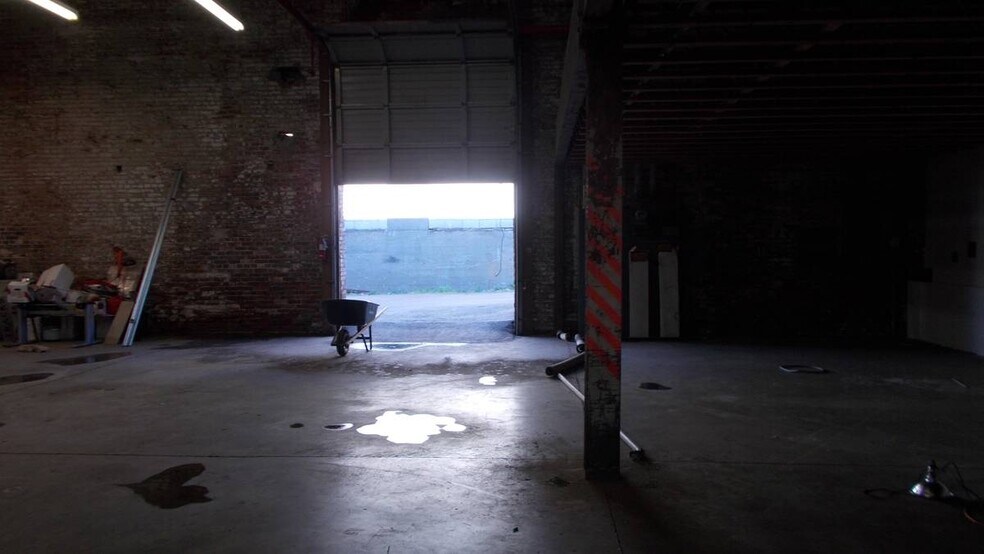 More Photos Of 5015-5025 Colorado Ave S, Seattle Warehouse For Lease