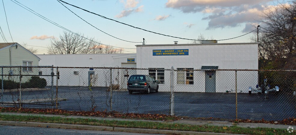 Primary Photo Of 1687 Roosevelt Ave, Bohemia Manufacturing For Sale