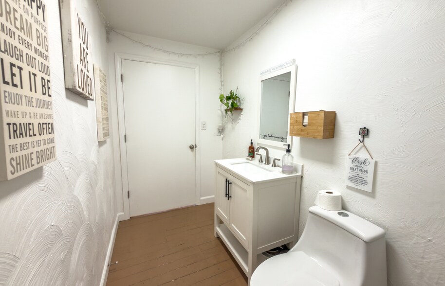 More Photos Of 205-209 S College Ave, Salem Office For Lease