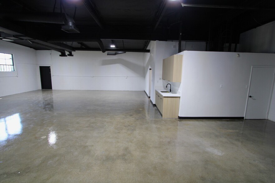 More Photos Of 2124-2134 Floyd St, Burbank Warehouse For Lease